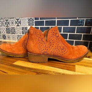 Sofft Barosa Burnt Orange Suede Laser Cut Ankle Booties • Size 7.5